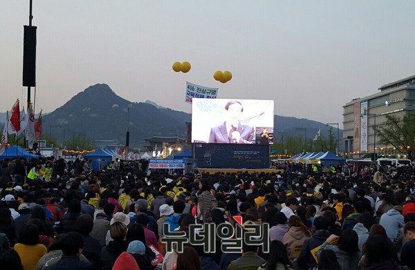 ▲ 15일 서울 광화문광장에서 '박근혜정권 퇴진 비상국민행동'이 제22차 촛불집회를 열고 세월호 3주기를 추모하는 행사를 가졌다. ⓒ 뉴데일리 임혜진 기자