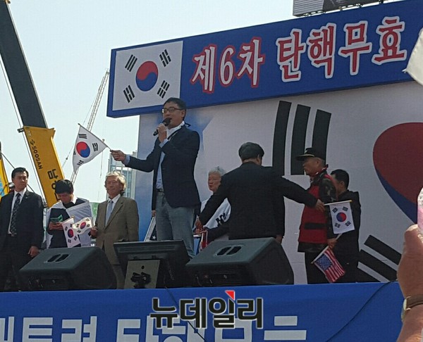 ▲ 15일 서울 중구 대한문 앞에서 열린 '제6차 탄핵무효 국민저항 총궐기 운동본부'에 참석한 변희재 미디어워치 대표ⓒ뉴데일리 임혜진 기자