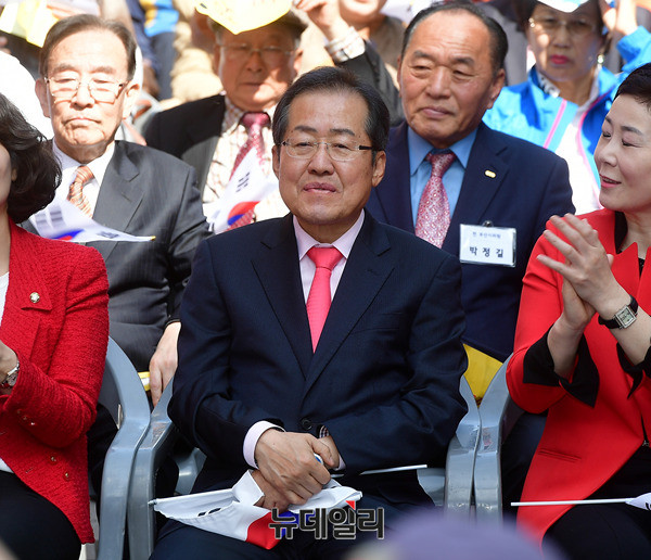 ▲ 자유한국당 홍준표 후보가 15일 부산 태화백화점 앞에서 열린 결의대회에 태극기를 들고 참석해 앉아 있다. ⓒ부산=뉴데일리 정상윤 기자