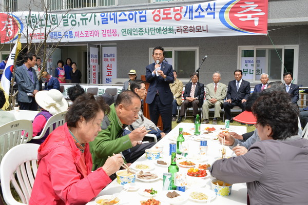 ▲ 지난 14일 열린 힐데스하임 경로당 개소식에서 김문오 달성군수가 인사말을 하고 있다.ⓒ달성군