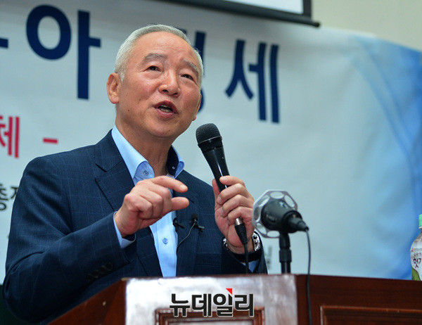 ▲ 남재준 통일한국당 대선후보가 14일 서울대학교 자연대 대형강의실에서 ‘격변하는 동북아 정세-북한 도발의 실체’를 주제로 열린 '토크콘서트'에서 강연을 진행하고 있다.ⓒ뉴데일리 공준표 기자