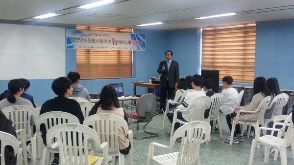 ▲ 이승훈 충북 청주시장이 15일 청소년수련관에서 청년들과 대화하고 있다.ⓒ청주시