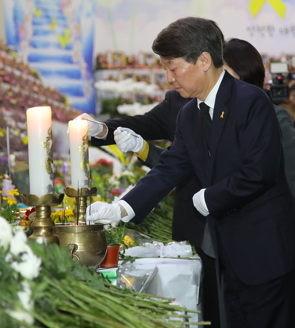 ▲ 국민의당 안철수 대선후보가 16일 세월호 참사 3년 기억식이 있었던 경기 안산 합동분향소를 찾아 분향을 하고 있다. ⓒ뉴시스 사진DB