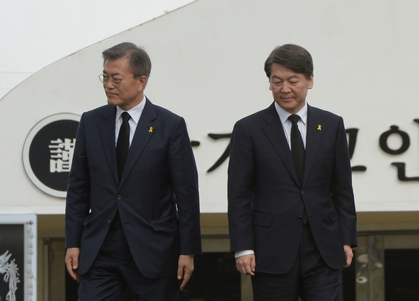 ▲ 더불어민주당 문재인 대선후보와 국민의당 안철수 대선후보가 16일 경기 안산 합동분향소에서 열린 세월호 참사 3주기 기억식에 참석했다. ⓒ뉴시스 사진DB