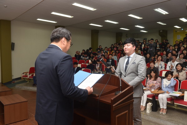 ▲ 변창훈 총장(왼쪽)이 지난 14일 제이앤코슈 재직자 교육생 대표에게 수료증을 전달하고 있다.ⓒ대구한의대