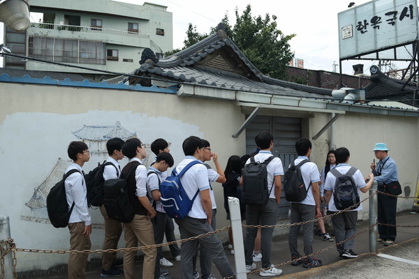 ▲ ‘대구문학로드’ 투어 모습.ⓒ대구문화재단