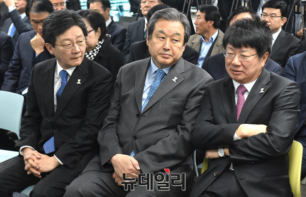 ▲ 지난달 29일 서울 여의도 당사에서 열린 바른정당 원외당협위원장 간담회에서 이종구 정책위의장이 말을 유승민 후보와 김무성 의원이 듣고 있다(자료사진). ⓒ뉴데일리 이종현 기자