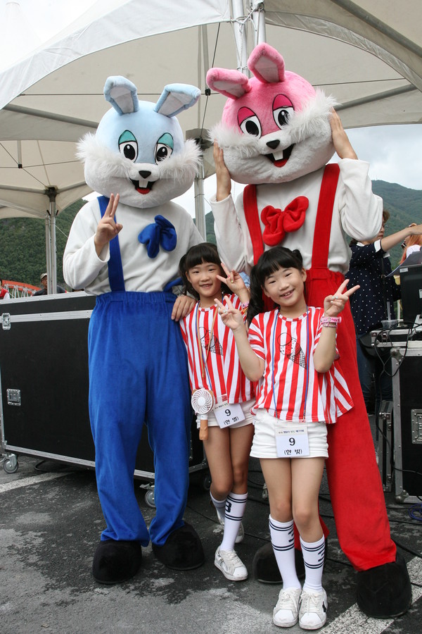 ▲ 지난해 단양에서 열린 '쌍둥이 힐링 페스티벌'에 참여한 어린 두자매가 축제 마스코트와 기념촬영을 하고 있다.ⓒ단양군