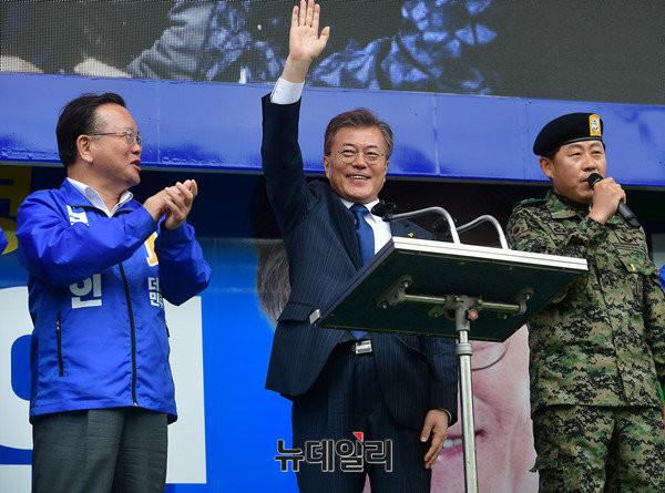 ▲ 17일 대구를 찾아 자신에 대한 지지를 호소하는 문재인 더불어민주당 대선후보.ⓒ뉴데일리 정상윤 기자