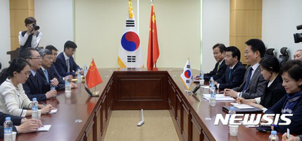 ▲ 지난 11일 더불어민주당 대선캠프 관계자들과 우다웨이 中공산당 외교부 한반도사무 특별대표가 만난 자리. ⓒ뉴시스. 무단전재 및 재배포 금지.