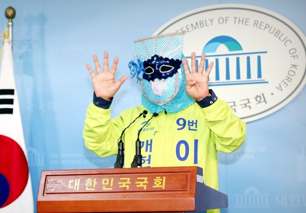 ▲ 이재오 늘푸른한국당 대선후보가 17일 오전 정론관에서 복면을 쓰고 기자회견을 하고 있다. ⓒ이재오 캠프 제공