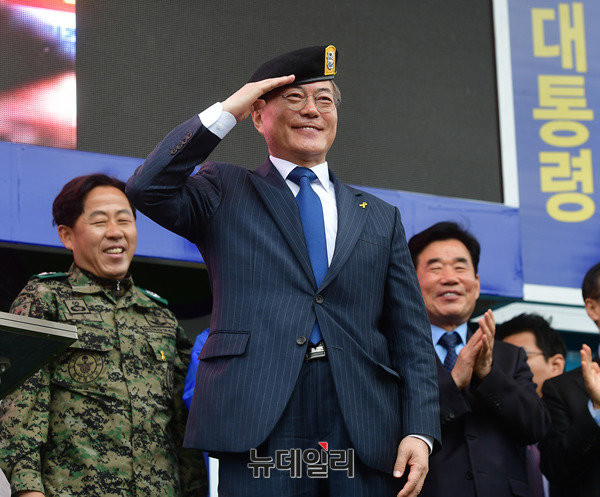 ▲ 문재인 더불어민주당 대선후보가 17일 오전 대구 경북대 북문에서 열린 유세에서 전달받은 베레모를 쓰고 거수경례를 하고 있다. ⓒ정상윤 기자