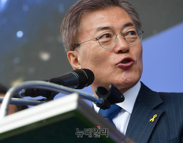 ▲ 문재인 민주당 대선후보가 17일 유세에 나선 모습. ⓒ정상윤 기자