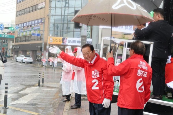 ▲ 이종배 의원이 17일 충주선거대책위 출정식을 가진데 이어 E마트 사거리에서 지나는 시민들에 손들어 인사를 하고 있다.ⓒ이종배 의원 사무소