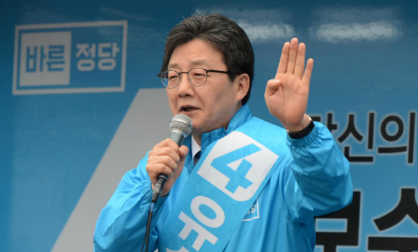 ▲ 바른정당 유승민 후보가 17일 경기 수원 지동교에서 열린 유세에서 손가락 네 개를 펼쳐들며 기호 4번에게 투표할 것을 호소하고 있다. ⓒ뉴시스 사진DB