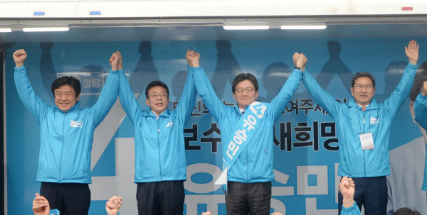 ▲ 바른정당 유승민 후보가 17일 경기 수원 지동교에서 열린 유세 직후 경기권의 바른정당 국회의원들인 유의동(경기 평택을) 홍철호(경기 김포갑) 김학용(경기 안성, 사진 왼쪽부터) 의원과 함께 손을 맞잡고 들어올리고 있다. ⓒ뉴시스 사진DB