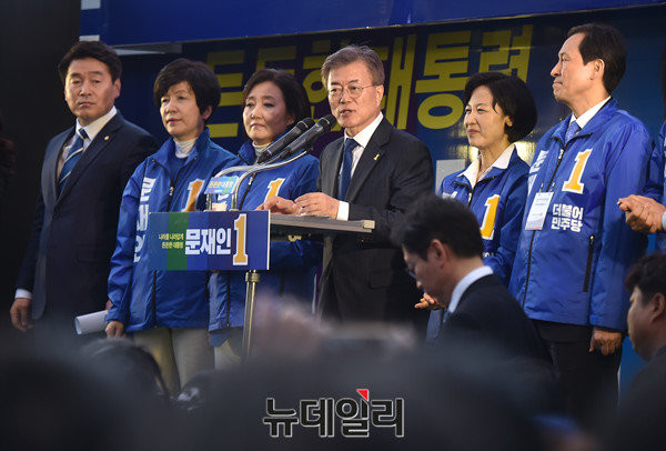 ▲ (왼쪽부터) 민주당 기동민 의원, 김영주 최고위원, 박영선 의원, 문재인 대선후보, 추미애 대표, 우상호 원내대표. ⓒ이종현 기자