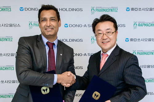 ▲ 러시아 제약사 파머신테즈 비크람 싱 푸니아 사장과 동아쏘시오홀딩스 한종현 사장이 전략적 파트너십을 체결했다 ⓒ동아쏘시오홀딩스