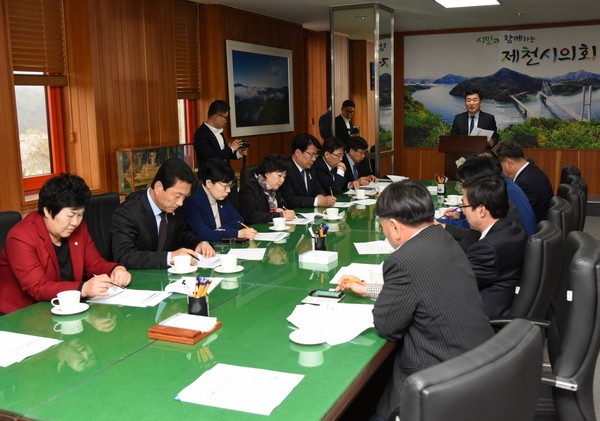 ▲ 제천시가 제천시의회 의장실에서 의원들과 긴급 간담회를 갖고 있다.ⓒ제천시