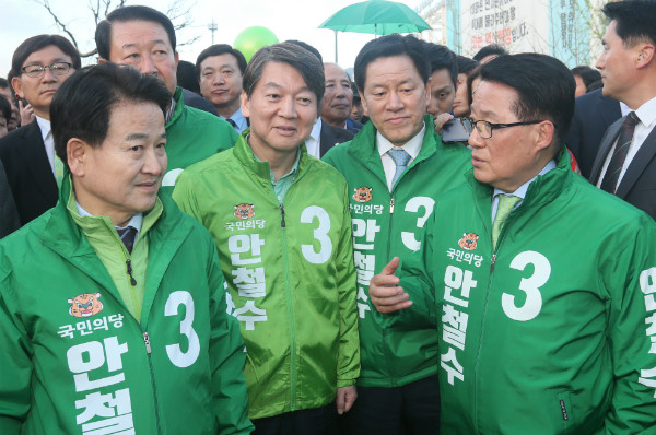 ▲ 국민의당 안철수 후보가 17일 광주 동구 5·18 민주광장에서 집중유세를 마친 뒤, 박지원 대표·주승용 원내대표·정동영 의원 등 호남 중진 의원들과 대화를 나누고 있다. ⓒ뉴시스 사진DB