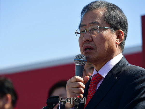 ▲ 자유한국당 홍준표 후보가 18일 울산 남창시장을 방문해 울산 지역에서의 지지를 호소했다. ⓒ뉴데일리 정상윤 기자