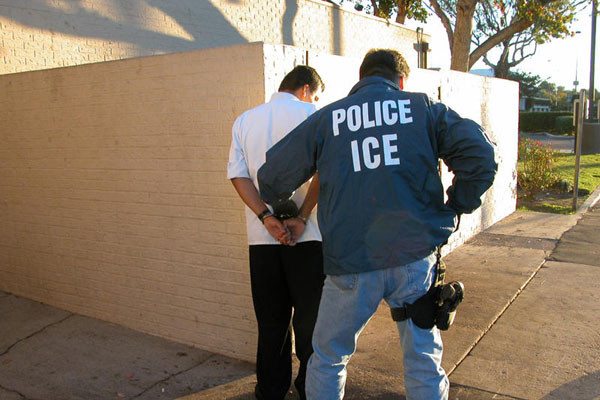 ▲ 음주운전으로 적발된 사람이 불법체류자로 밝혀지면 추방한다는 게 왜 잘못된 일일까. 사진은 美이민세관단속국이 불법체류자를 검거하는 장면. ⓒ위키피디아 공개사진.