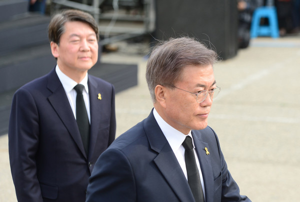 ▲ (왼쪽부터) 안철수 국민의당 대선후보, 문재인 민주당 대선후보. ⓒ뉴시스