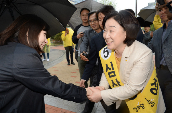 ▲ 정의당 심상정 후보가 17일 서울 구로디지털단지에서 유권자들과 악수하며 지지를 호소하고 있다. ⓒ뉴시스 사진DB