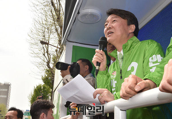 국민의당 안철수 대통령 후보가 18일 대전역 앞 중앙시장 유세현장에서 지지를 호소하고 있다. ⓒ대전=뉴데일리 이종현 기자