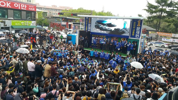 ▲ 문재인 민주당 대선후보의 전북대 유세 현장. ⓒ문재인 캠프