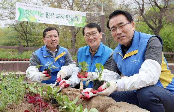 ▲ (사진 오른쪽부터) 조용병 신한금융회장, 위성호 신한은행장, 임영진 신한카드 사장이 18일 서울 성동구에 위치한 서울숲공원에서 '글로벌 원 신한' 자원봉사대축제 시작을 알리는 행사인 '맑은 도시 만들기' 활동을 펼친 뒤 기념사진을 찍고 있다. ⓒ 신한금융그룹