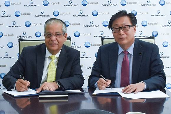 ▲ 타렉 파우지 QIB 제너럴매니저(좌)와 조인환 대우건설 재무관리본부장이 금융조달 약정을 체결하고 기념촬영을 하고 있다. ⓒ대우건설