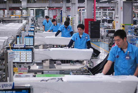 삼성전자 직원들이 삼성전자 광주사업장 에어컨 생산라인에서 무풍에어컨을 조립하고 있다. ⓒ삼성전자