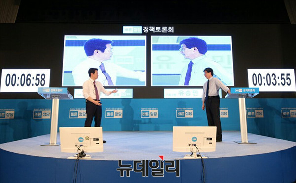 ▲ 경선 과정에서 진행됐던 스탠딩토론의 예시. 바른정당 유승민 후보와 남경필 후보가 벌였던 스탠딩토론의 모습이다. ⓒ뉴데일리 사진DB(바른정당 제공)