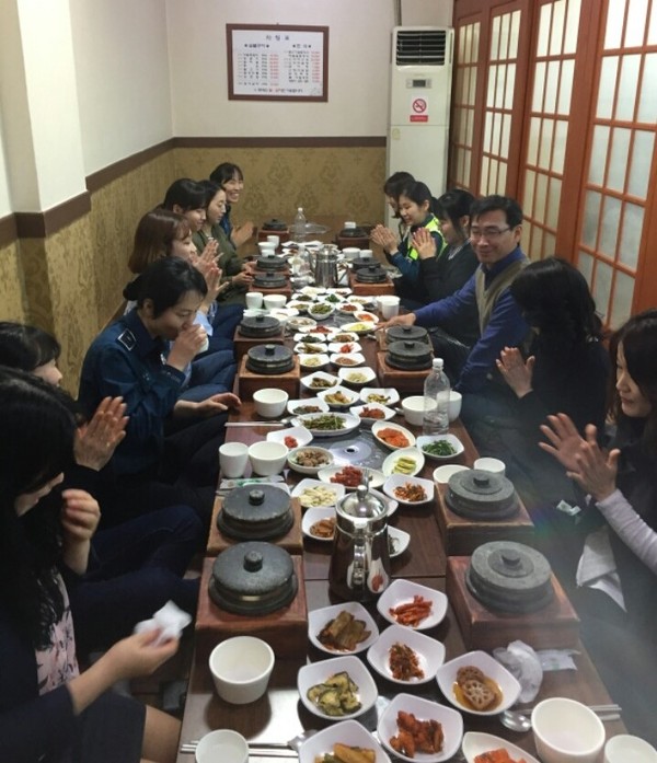 ▲ 정영오 단양경찰서장이 여경, 여직원들과 점심을 같이하며 이야기를 나누고 있다.ⓒ단양경찰서