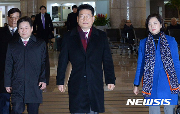 ▲ 2017년 1월 '사드(THAAD)' 미사일의 한국 배치에 반대하는 中공산당과 '의논'하기 위해 중국으로 떠나는 더불어민주당 주요 의원들. ⓒ뉴시스. 무단전재 및 재배포 금지.