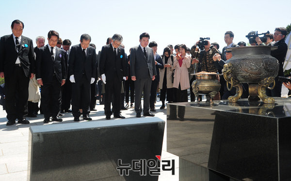 ▲ 자유한국당 홍준표 후보가 19일 4·19 민주묘지 내 학생혁명기녑탑을 참배했다. ⓒ뉴데일리 정상윤 기자