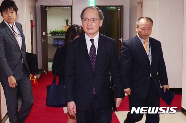 ▲ 나가미네 야스마사(가운데) 주한일본대사가 김형석 통일부 차관과 면담하기 위해 19일 서울 종로구 정부서울청사로 들어서고 있다.ⓒ뉴시스. 무단전재 재배포 금지