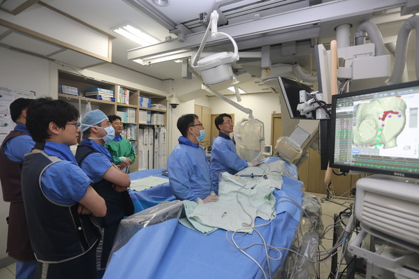 ▲ 계명대 동산병원은 14일 국내 심장 부정맥 전문의들이 참가한 가운데 동산병원 심혈관조영실에서 강의와 함께 라이브 시술 프로그램을 진행했다.ⓒ동산병원