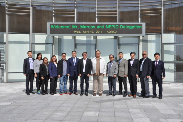 ▲ 필리핀 에너지부 마르코스 차관(오른쪽에서 여섯번째)과 NEPIO 관계자들이 19일 경주 중저준위 방폐물 처분시설을 방문했다.ⓒ한국원자력환경공단