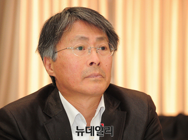 한국자유회의와 대한언론인회가 19일 오후 한국프레스센터에서 '대선과 선택 : 노선과 정책'을 주제로 포럼을 개최한 가운데 조우석 미디어펜 주필이 발언하고 있다.ⓒ뉴데일리 공준표 기자