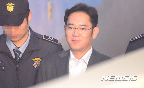 ▲ 이재용 삼성전자 부회장이 19일 오전 서울 서초구 서울중앙지방법원에서 4차 공판을 위해 호송차서 내려 법정으로 향하고 있다. ⓒ 사진 뉴시스