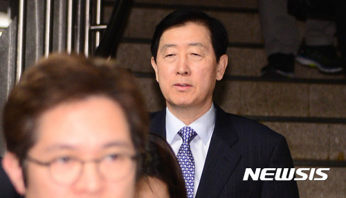 ▲ 법정을 들어서는 최지성 전 삼성그룹 미래전략실장. ⓒ 사진 뉴시스