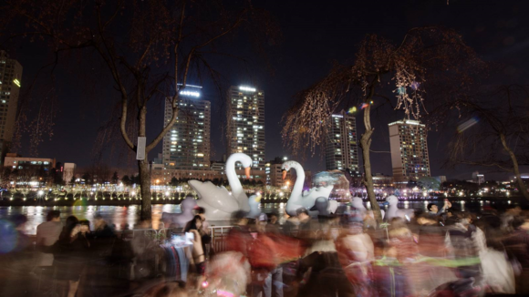 ▲ 석촌호수 동호는 ‘스위트 스완’ 프로젝트를 보기 위한 관람객들로 밤에도 북적인다. ⓒ롯데물산