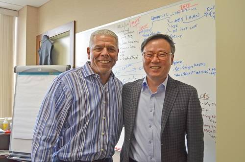 ▲ 지난 18일 미국 뉴저지의 SK바이오팜 미국법인을 방문한 SK㈜ 장동현 사장은 현지 CCO(마케팅 책임자)인 세바스찬 보리엘로와 신약판매와 글로벌 시장진입 방안에 대해 논의했다. ⓒSK