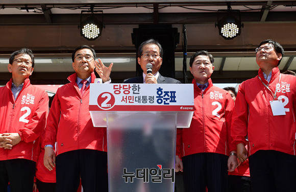 ▲ 5개 정당 후보들은 일제히 성장과 복지, 일자리 등 경제 분야를 주요 공약으로 앞세웠지만 재원 조달 방안에 대해서는 구체적으로 제시하지 못하고 있다. 자유한국당 홍준표 후보 ⓒ 뉴데일리