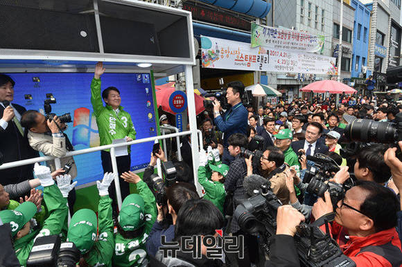 ▲ 5개 정당 후보들은 일제히 성장과 복지, 일자리 등 경제 분야를 주요 공약으로 앞세웠지만 재원 조달 방안에 대해서는 구체적으로 제시하지 못하고 있다. 국민의당 안철수 후보 ⓒ 뉴데일리