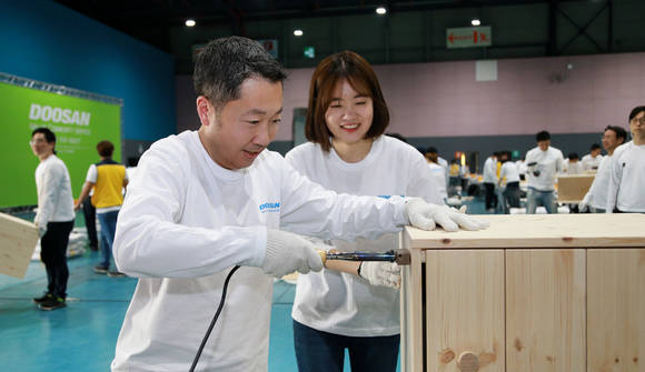 ▲ (왼쪽)박정원 두산그룹 회장이 19일 '두산인 봉사의 날'을 맞아 나눔활동을 펼치고 있는 모습.ⓒ두산그룹