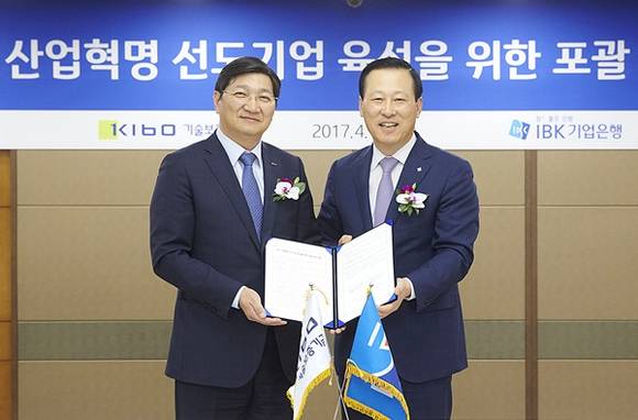 ▲ IBK기업은행은 19일 오후 서울 중구 을지로 본점에서 기술보증기금(이사장 김규옥)과 4차 산업혁명 선도기업과 기술력 우수 창업기업을 발굴·지원하기 위한 업무협약을 체결했다. ⓒIBK기업은행