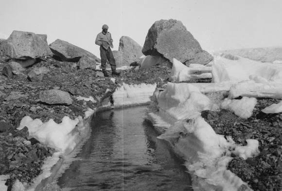 ▲ 1912년 영국 스콧팀 남극 탐사 당시 난센 빙붕 위 강(江)의 모습.ⓒ해수부